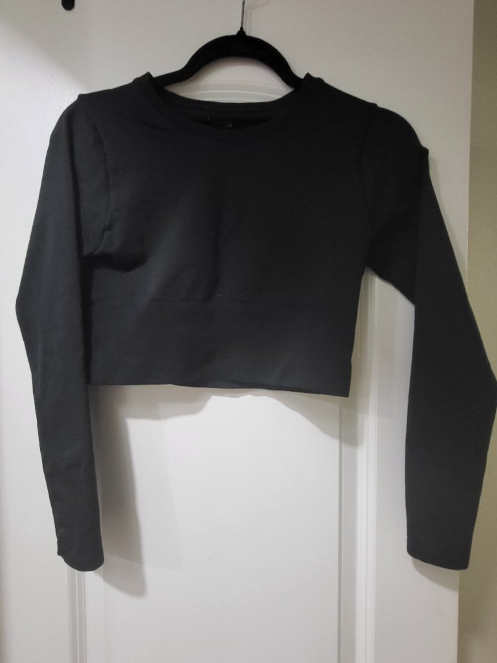 Offline Aerie Black Solid Crew Neck Long Sleeve Cropped top Activewear Top Small